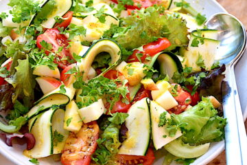 Billede af squashsalat af rå squash.