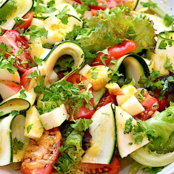 Billede af squashsalat af rå squash.