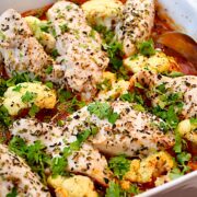 Billede af blomkål og kyllingefilet i tomatsauce.