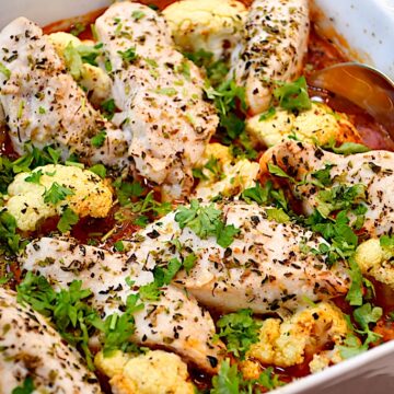 Billede af blomkål og kyllingefilet i tomatsauce.