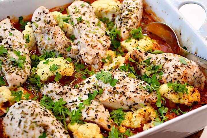 Billede af blomkål og kyllingefilet i tomatsauce.
