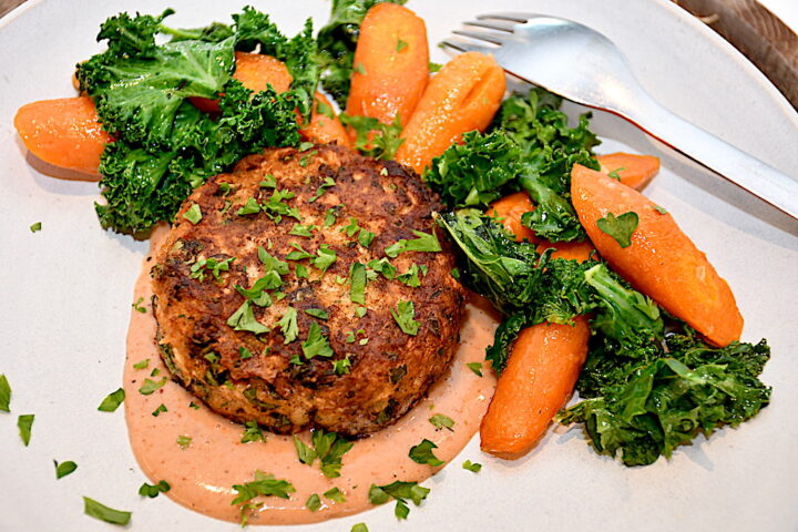servering af vegetarbøf med tilbehør og sauce