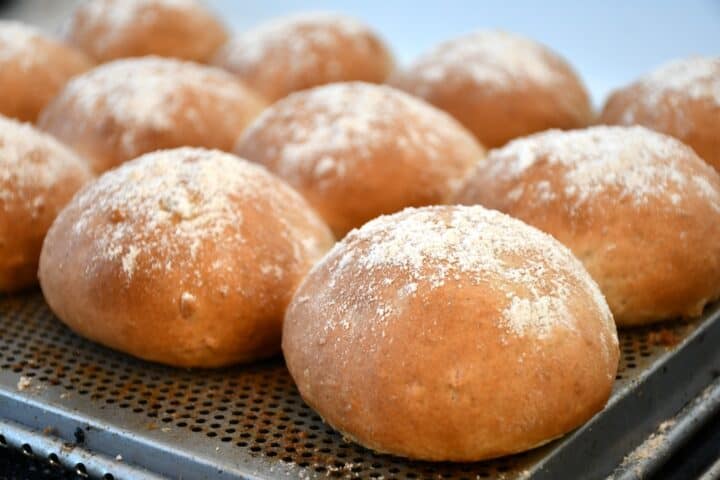 Fuldkornsboller på bageplade