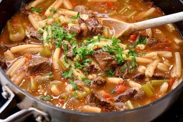 Billede af gryderet med ribeye og pasta.