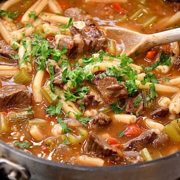 Billede af gryderet med ribeye og pasta.