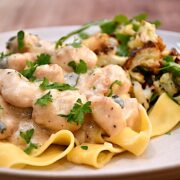 Billede af kalkun med salvie og pappardelle.