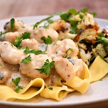Billede af kalkun med salvie og pappardelle.
