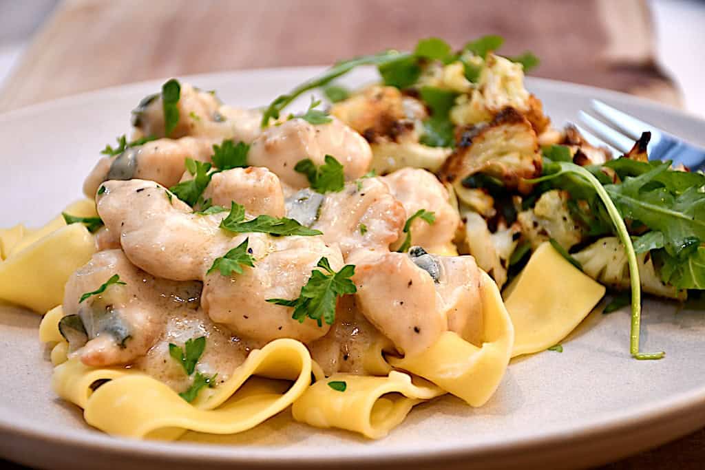 Billede af kalkun med salvie og pappardelle.