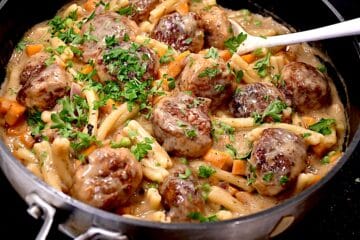 Billede af kødboller med gulerod og pasta i gulerodssauce.