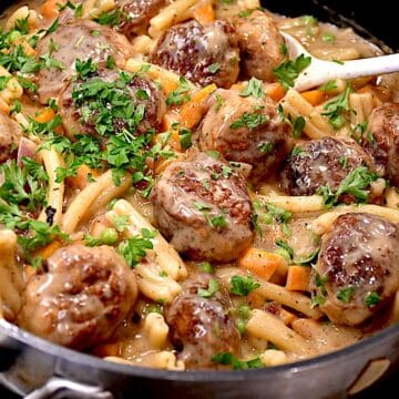 Billede af kødboller med gulerod og pasta i gulerodssauce.