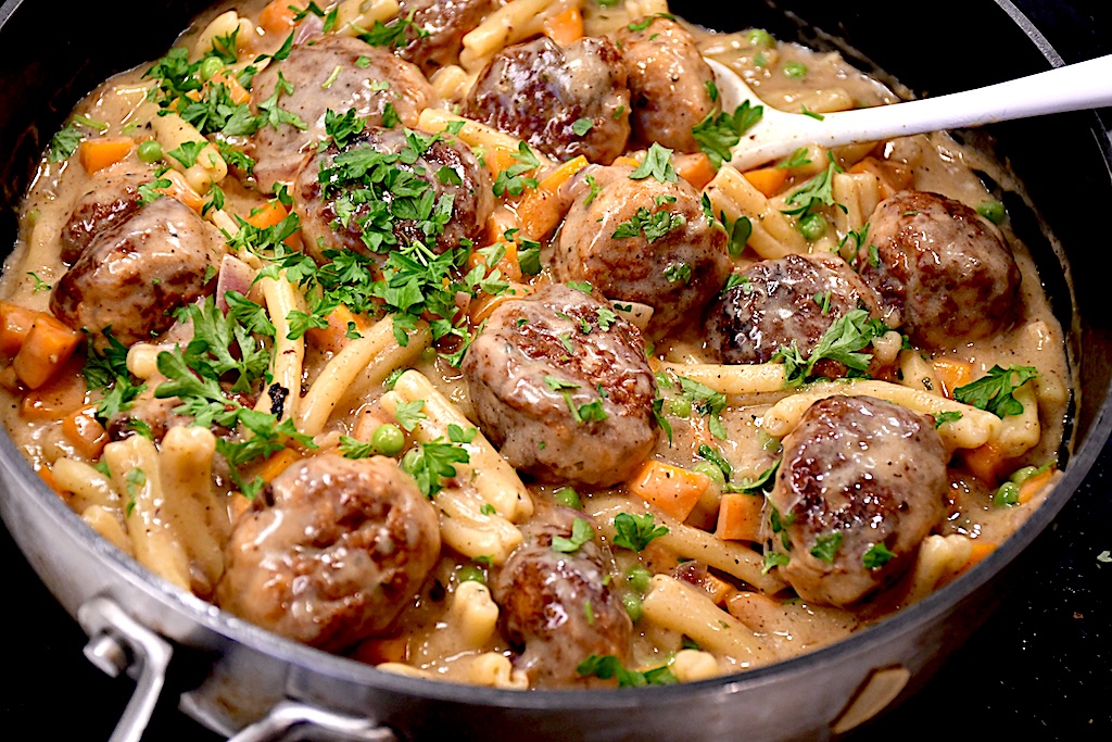 Billede af kødboller med gulerod og pasta i gulerodssauce.