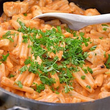 Billede af kylling med pasta i cremet tomatflødesauce.