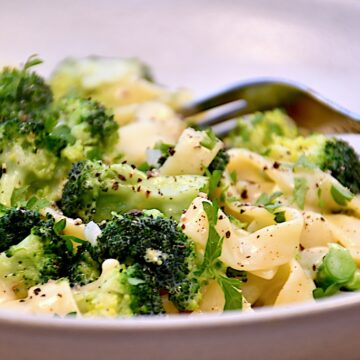 Billede af pasta med broccoli.