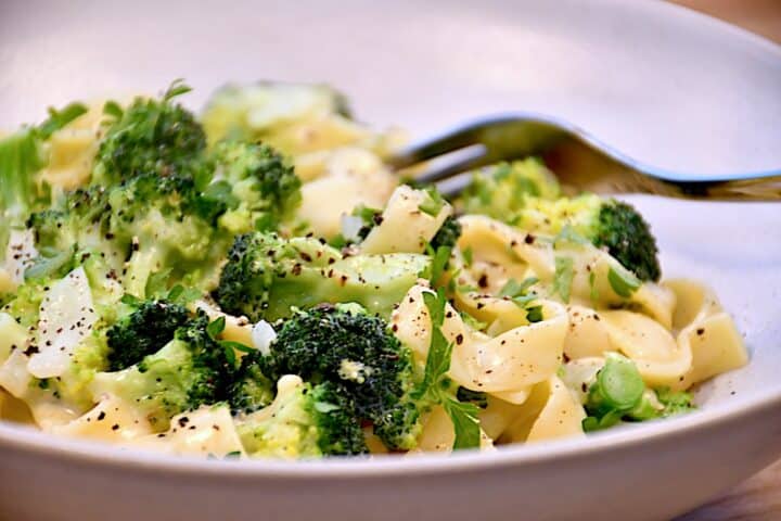 Billede af pasta med broccoli.