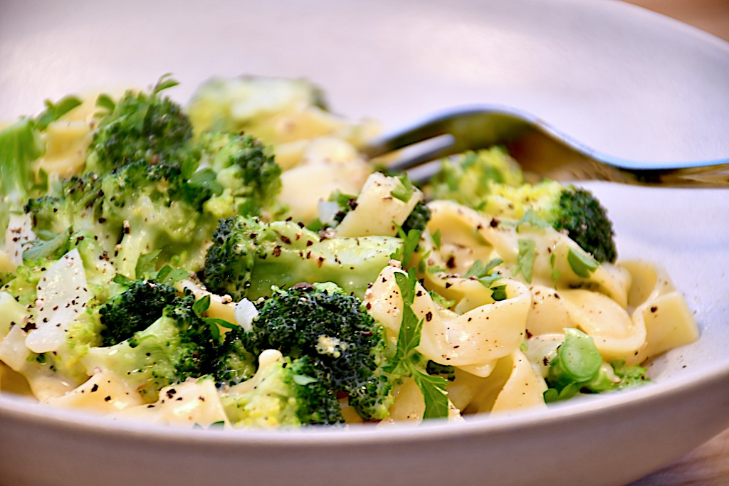 Billede af pasta med broccoli.