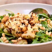 Billede af salat med brændt blomkål og rucola.