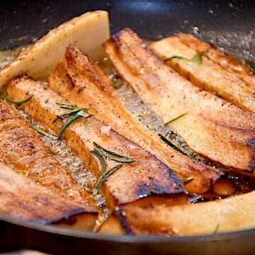 Billede af honningglasereede pastinakker.