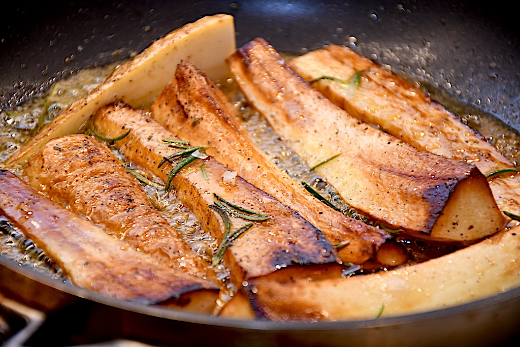 Billede af honningglasereede pastinakker.