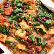 Billede af selleri i fad med bønner, spinat og krydret tomatsauce.