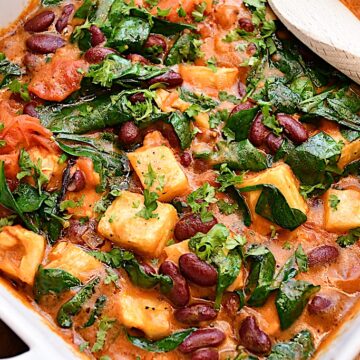 Billede af selleri i fad med bønner, spinat og krydret tomatsauce.