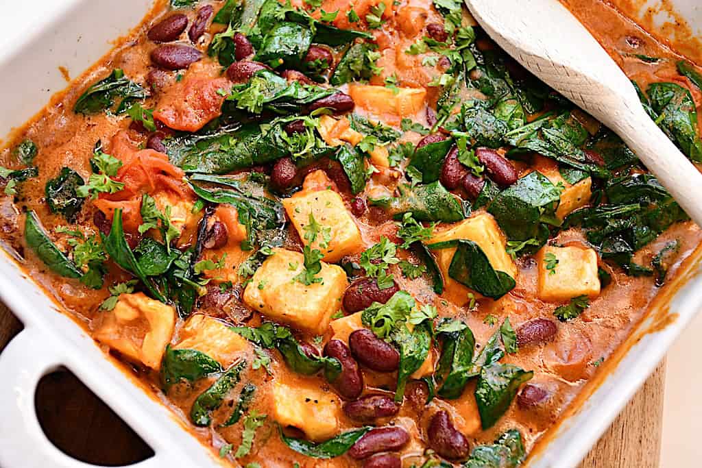 Billede af selleri i fad med bønner, spinat og krydret tomatsauce.