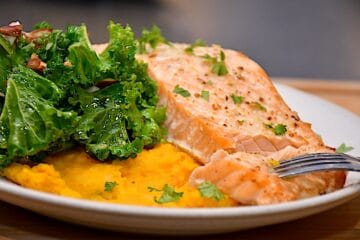 Billede af smørstegt laksefilet med græskarmos.