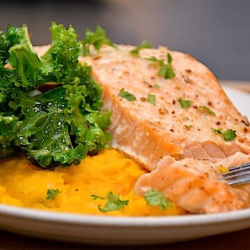 Billede af smørstegt laksefilet med græskarmos.