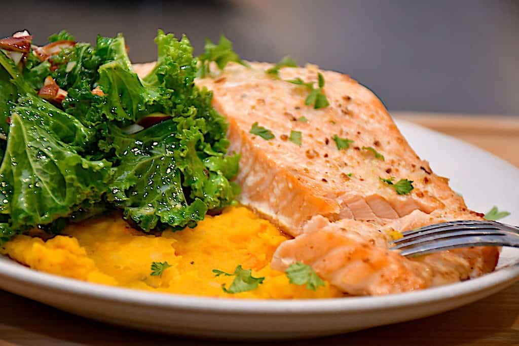 Billede af smørstegt laksefilet med græskarmos.