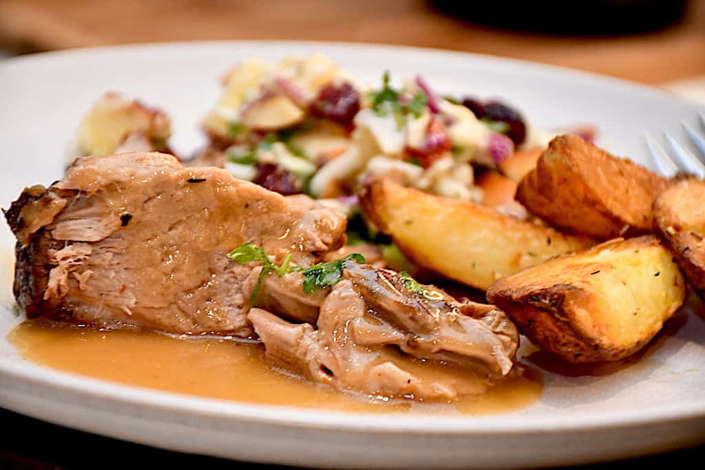 Billede af braiseret nakkefilet serveringsforslag.