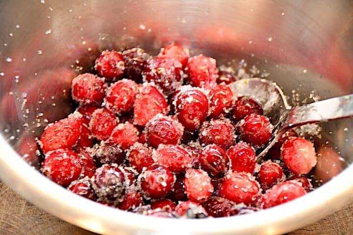 de friske tranebær vendes i lidt sukker