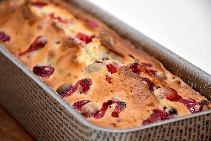 den færdigbagte tranebærbærkage i form