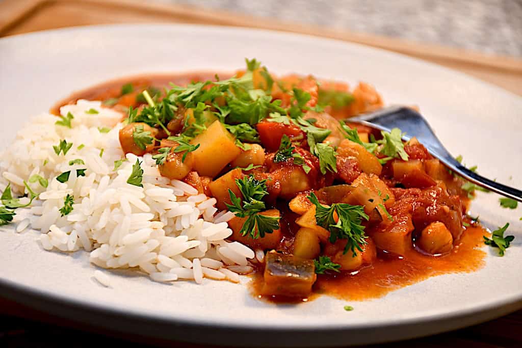 Billede af servering af krydret gryderet med kikærter.