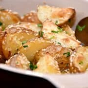 Billede af sesamkartofler.