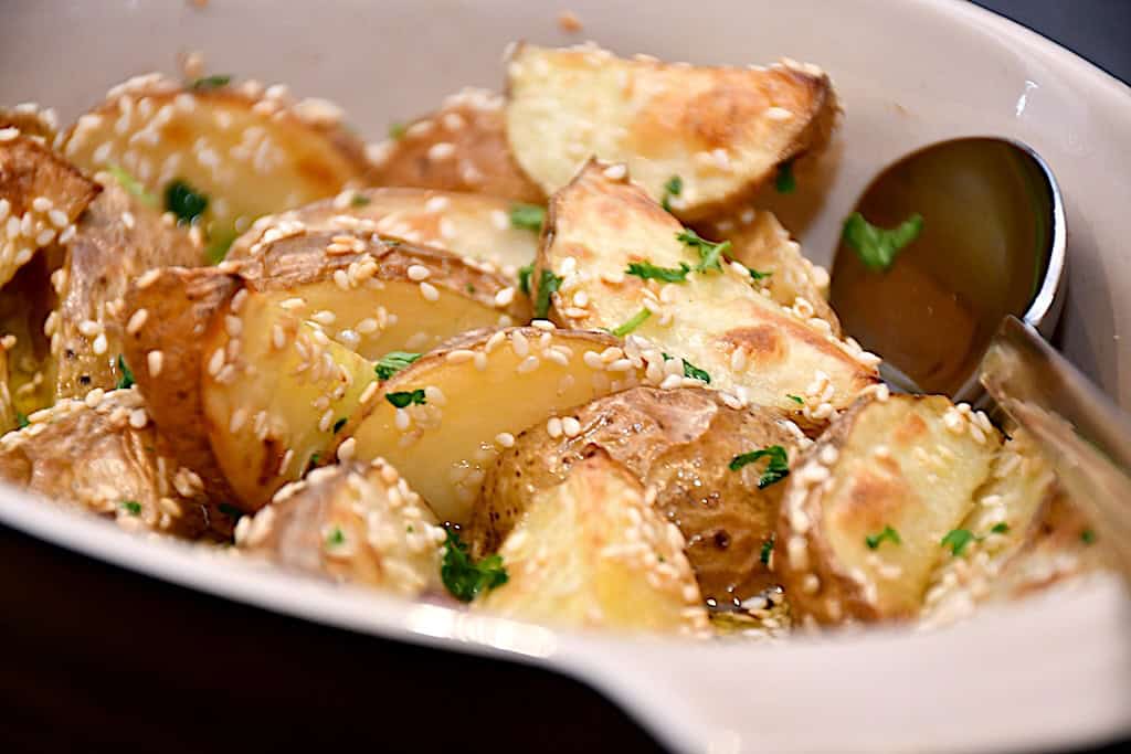 Billede af sesamkartofler.