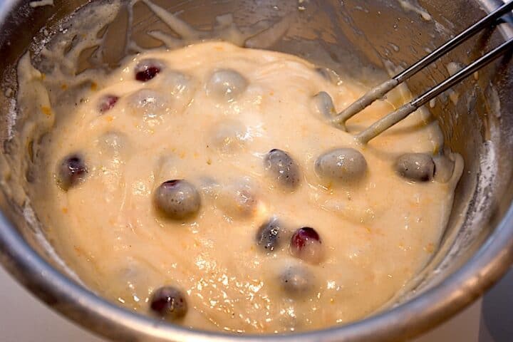 tranebærrene vendes i dejen