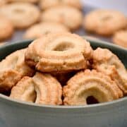 Billede af vaniljekranse med mandler til sprøjtepose.