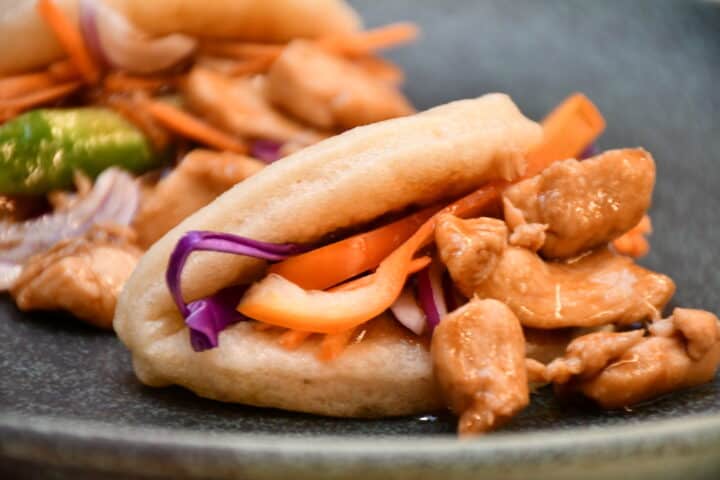 bao fyldt med kylling og grøntsager