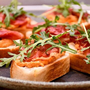 Billede af brød med romesco og bagt serrano.