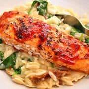 Billede af cremet orzo med spinat og tomatglaseret laks.