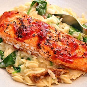 Billede af cremet orzo med spinat og tomatglaseret laks.