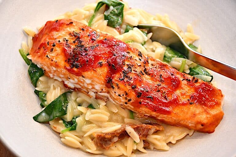 Billede af cremet orzo med spinat og tomatglaseret laks.