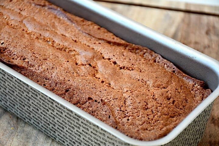 den bagte sirupskage køles helt af