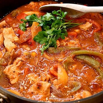 Billede af fajitagryde med kylling og peberfrugt i strimler.