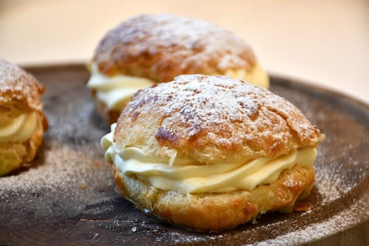 Fastelavnsboller af wienerdej klar til servering