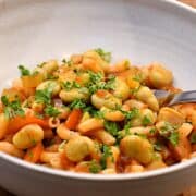 Billede af Favabønner i tomatsauce med bacon og pasta.