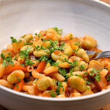 Billede af Favabønner i tomatsauce med bacon og pasta.