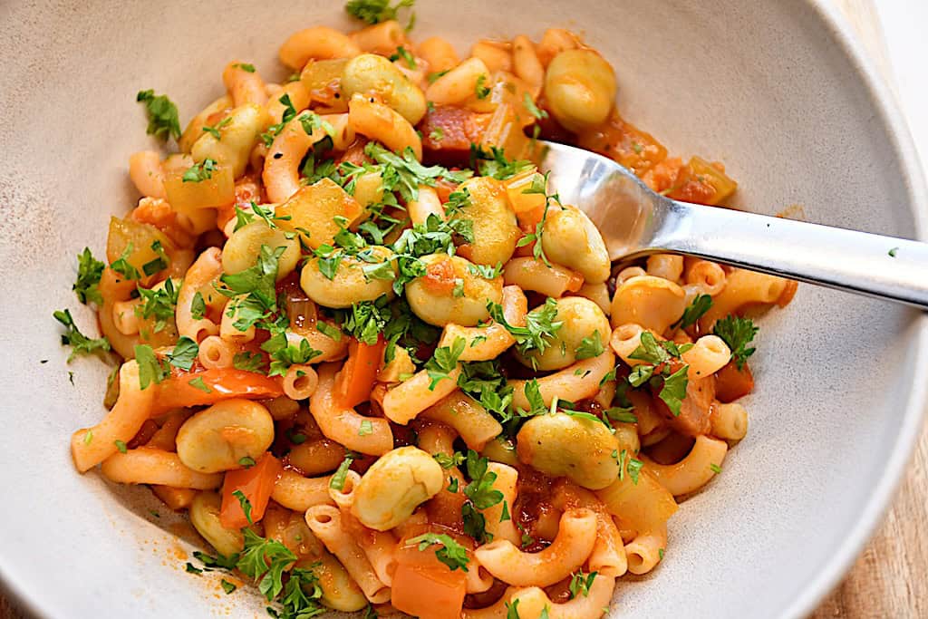 Billede af favabønner i tomatsauce.