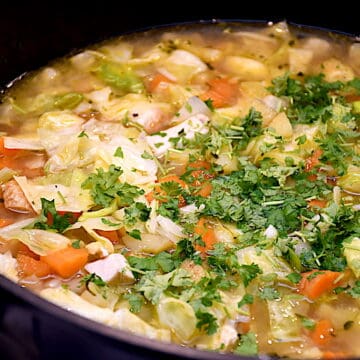 Billede af kålsuppe med kylling.