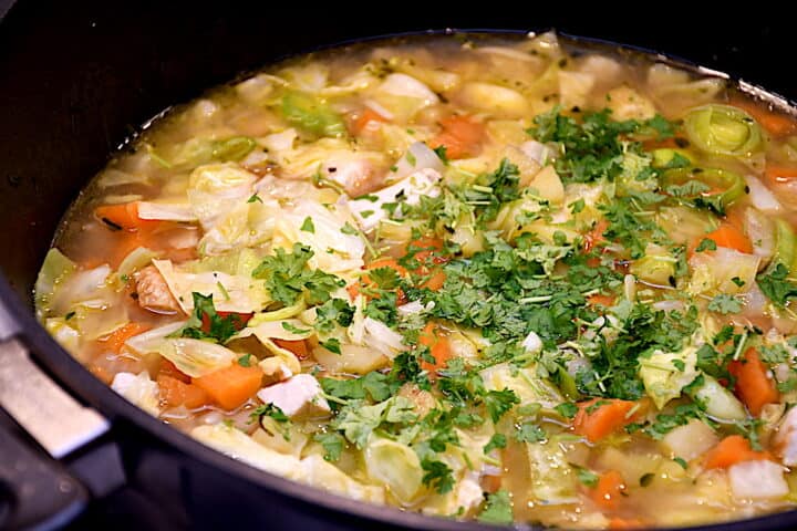 Billede af kålsuppe med kylling.