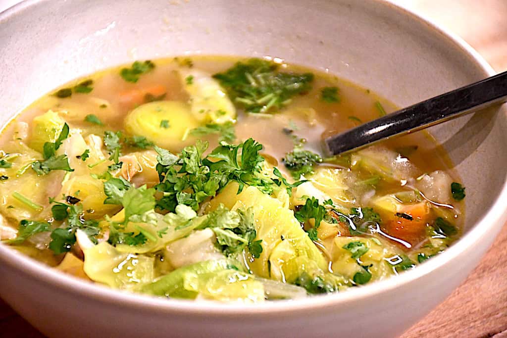 kålsuppe med kylling serveringsforslag